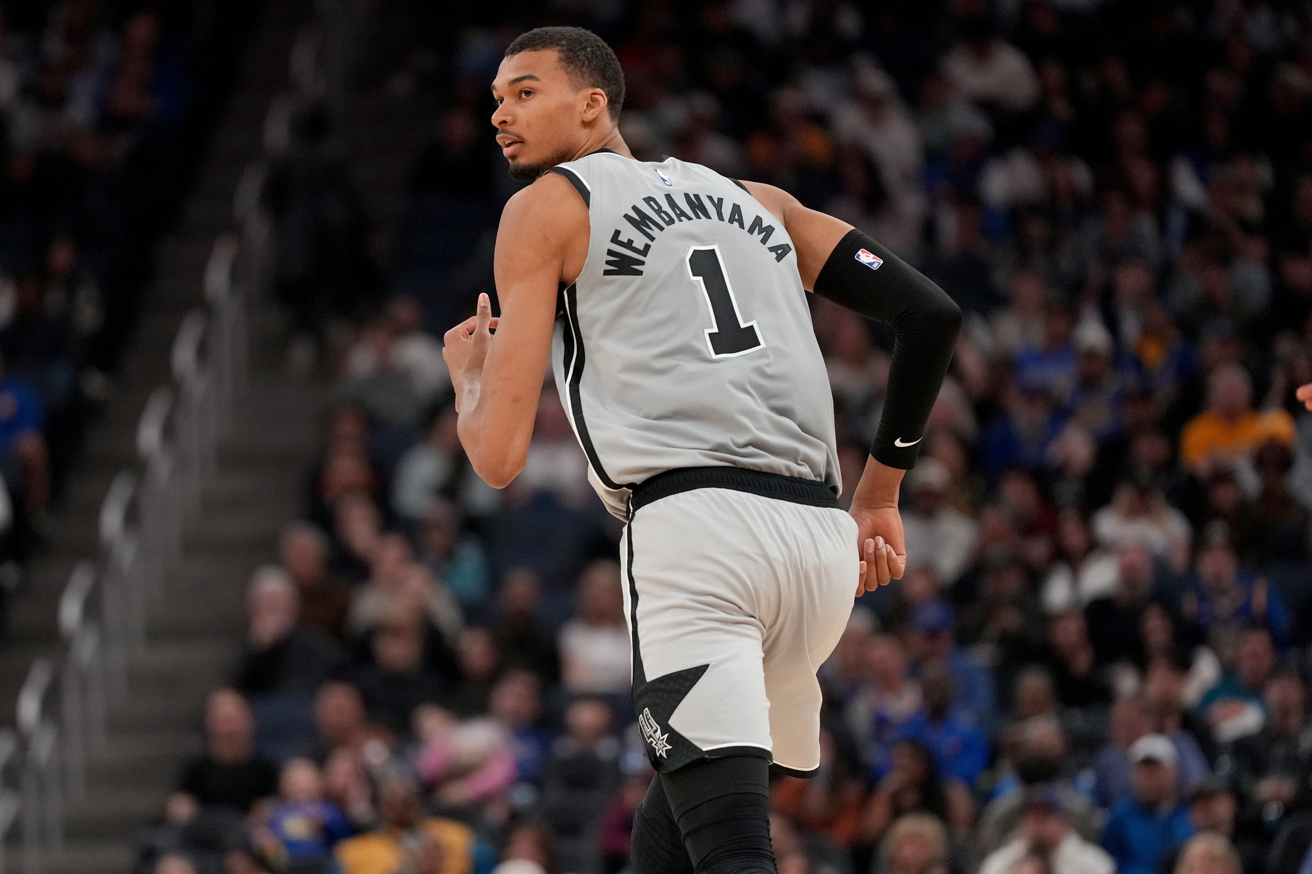 开云体育-未来是你的！文班常规赛攻防高效场均25分11.5板3.1帽 荣膺盖帽王